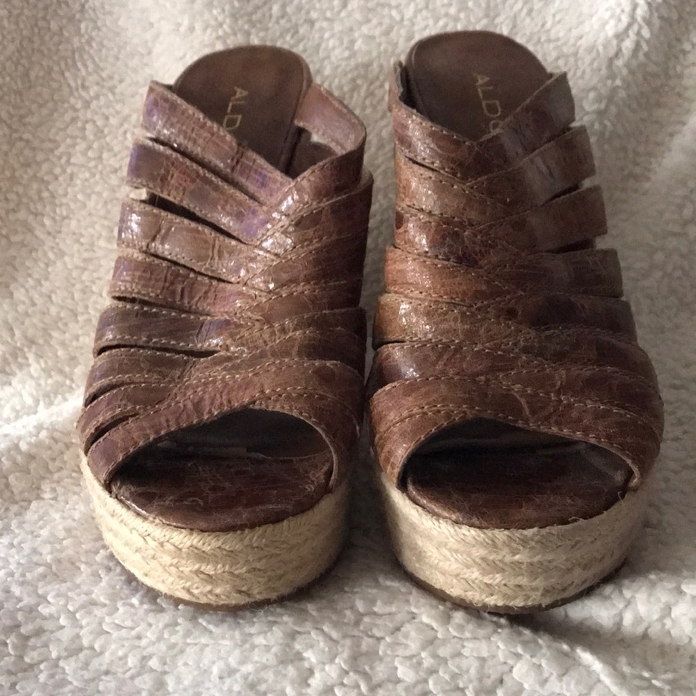 Aldo Ladies Leather Wedge, in excellent condition!